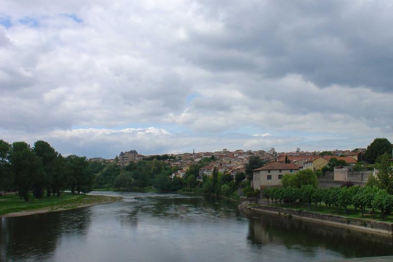 vue générale du château dans son environnement au-dessus de la rivière Allier