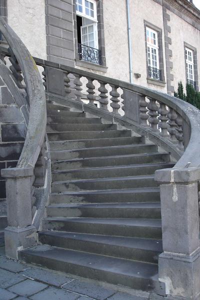 vue partielle de l'escalier d'honneur, façade nord, rampe droite