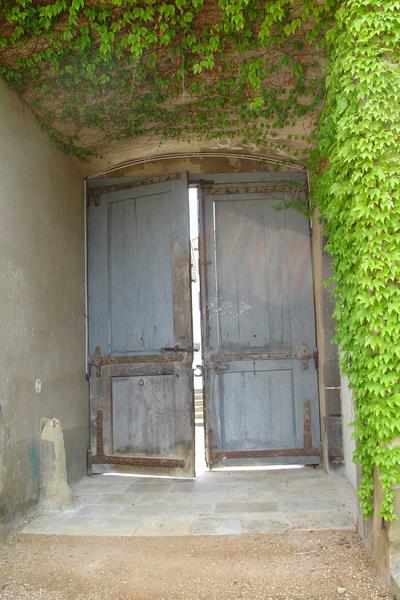 vue générale du revers des portes du porche est