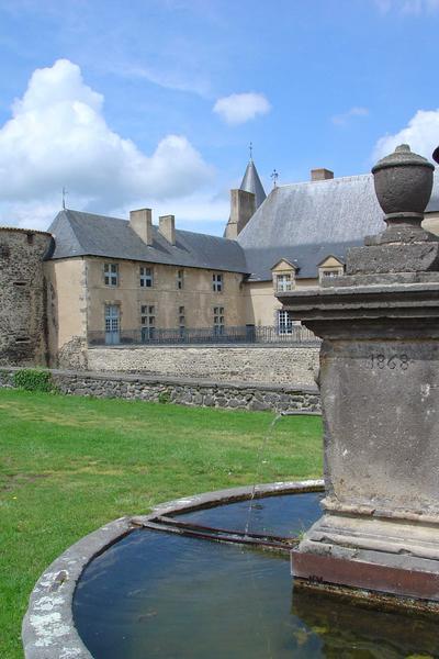 vue partielle du château, façades sud et est, au premier plan, vue partielle d'une fontaine