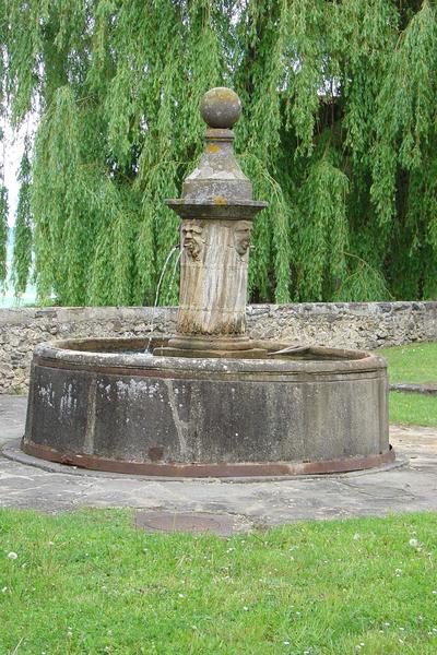 vue générale de la fontaine de la cour des communs