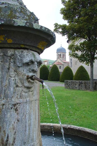 détail d'un des masques sculptés de la fontaine de la cour des communs