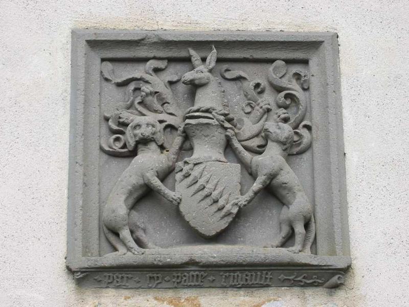 détail du blason sculpté de Rigaud d'Aureilhe situé au-dessus du porche d'accès sud