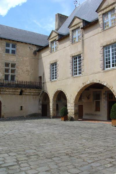 vue partielle de la façade sud sur la cour d'honneur