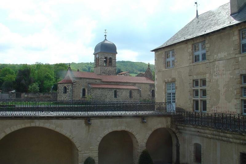 vue partielle de la façade est, de la galerie sud et de l'église