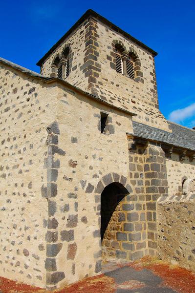 vue générale du porche d'accès sud et du clocher