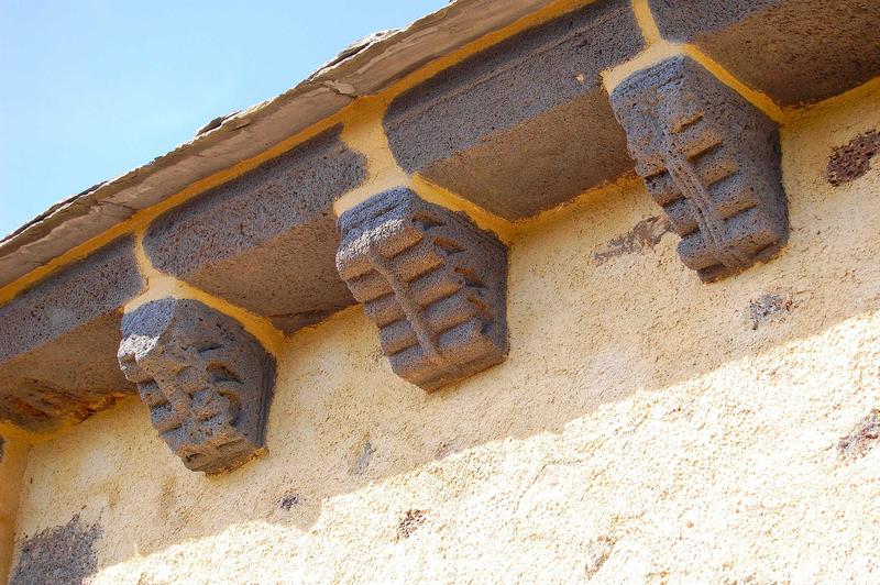 détail des corbeaux sculptés, façade sud