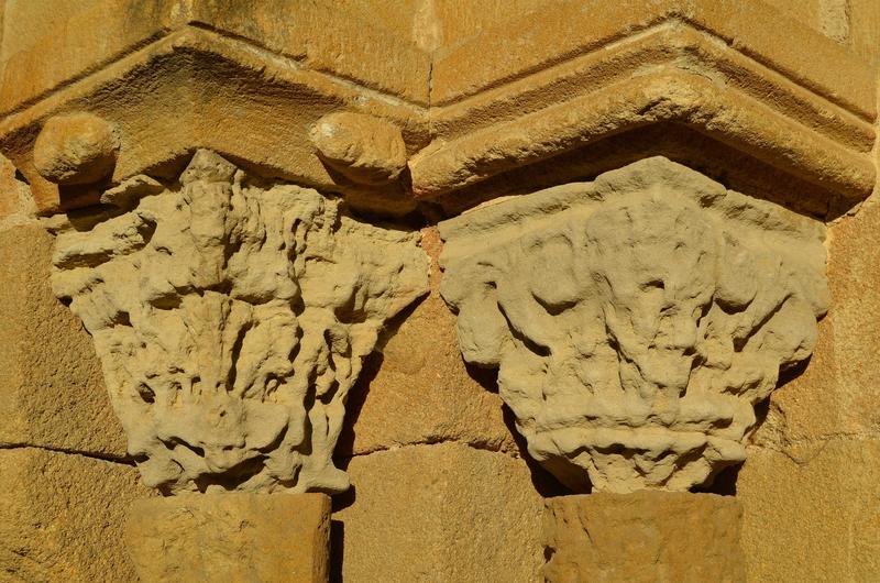 détail des chapiteaux sculptés encadrant le porche d'accès ouest