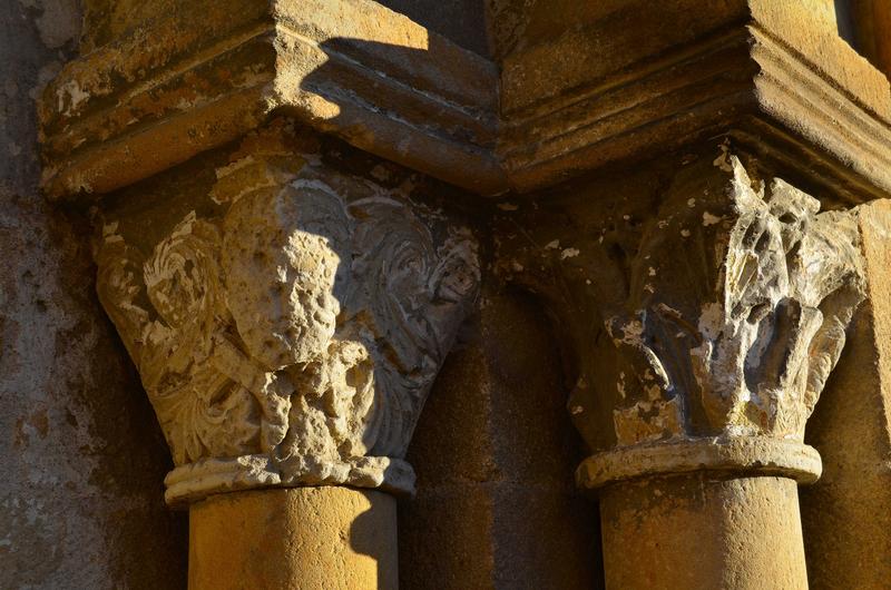 détail des chapiteaux sculptés encadrant le porche d'accès ouest