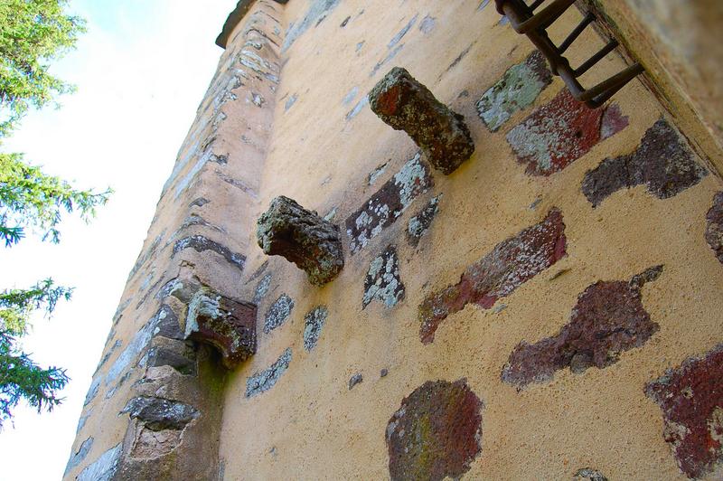 détail des corbeaux de pierre sculptés, façade nord