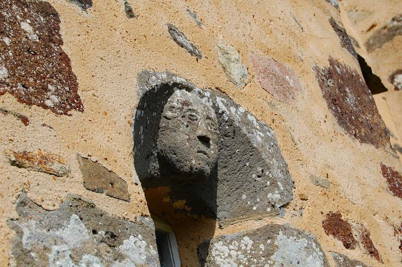 détail d'un linteau sculpté d'une baie, façade sud