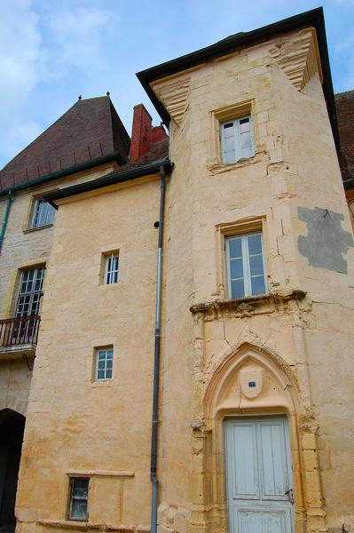 vue générale de la tour d'escalier, cour intérieure, façade sud