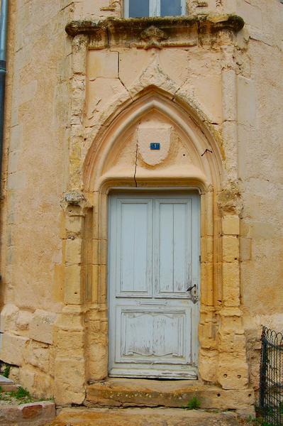 vue générale de la porte d'entrée de la tour d'escalier, cour intérieure, façade sud