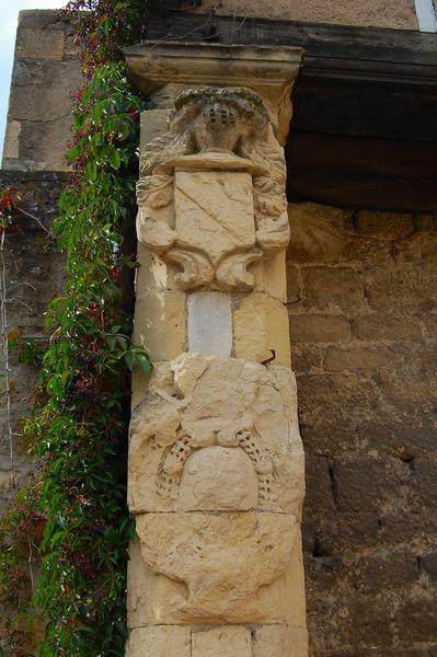 détail des éléments sculptés, cour intérieure, façade est