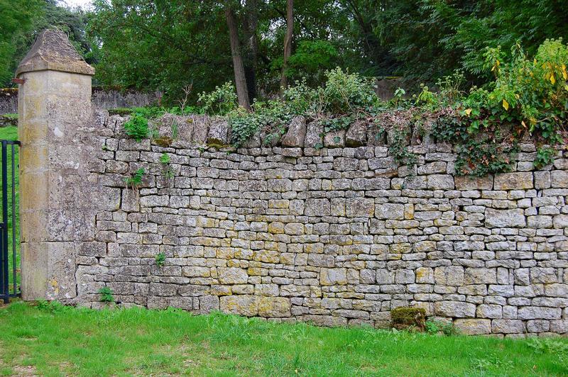 vue partielle du mur de clôture du parc