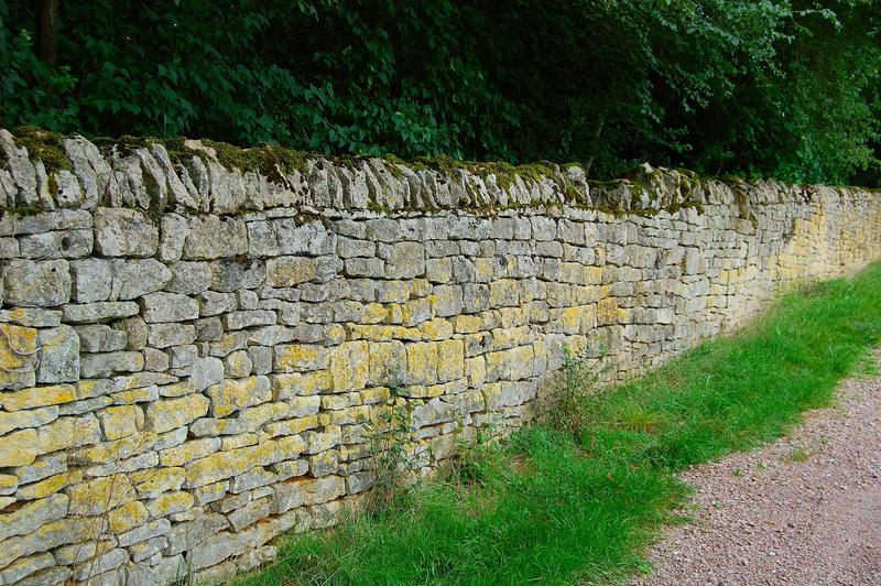 vue partielle du mur de clôture du parc