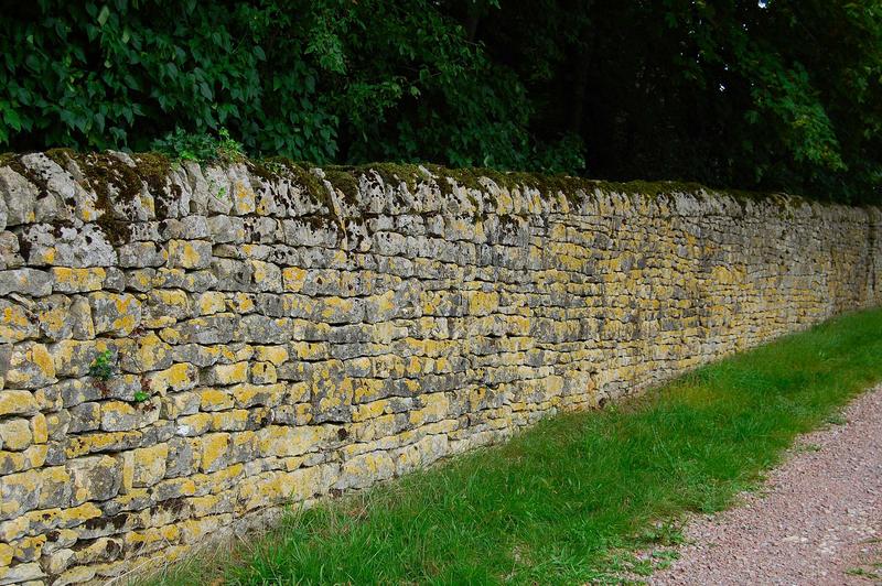 vue partielle du mur de clôture du parc