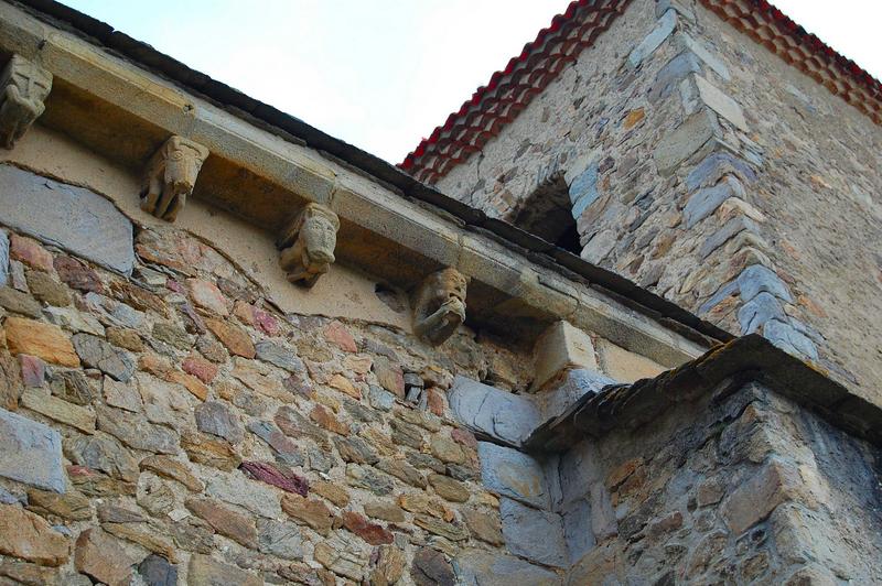 détail des corbeaux de pierre sculptés, façade Sud