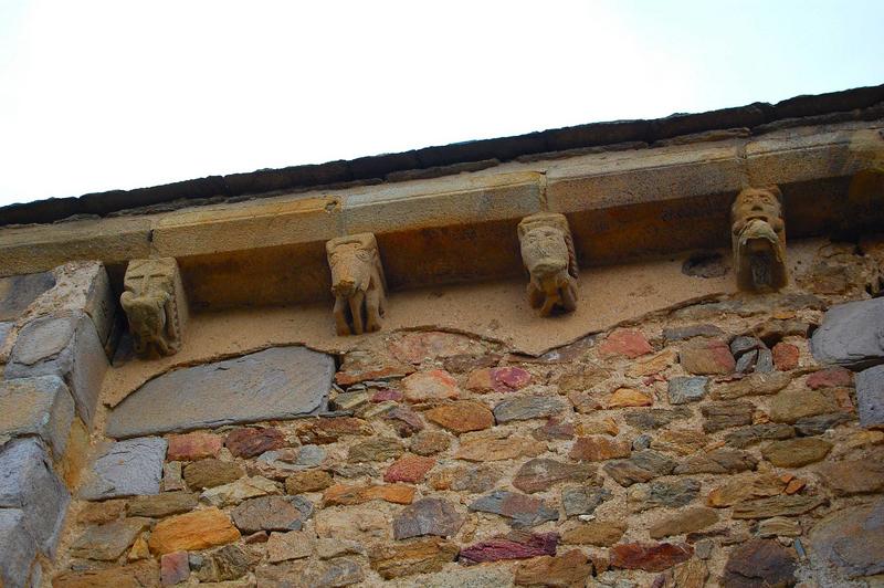 détail des corbeaux de pierre sculptés, façade Sud