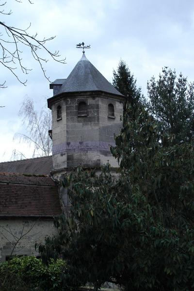 vue partielle de la tour du pigeonnier des communs