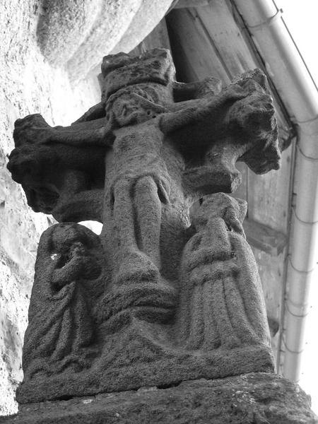 détail, croix sculptée : Christ en croix, façade Ouest