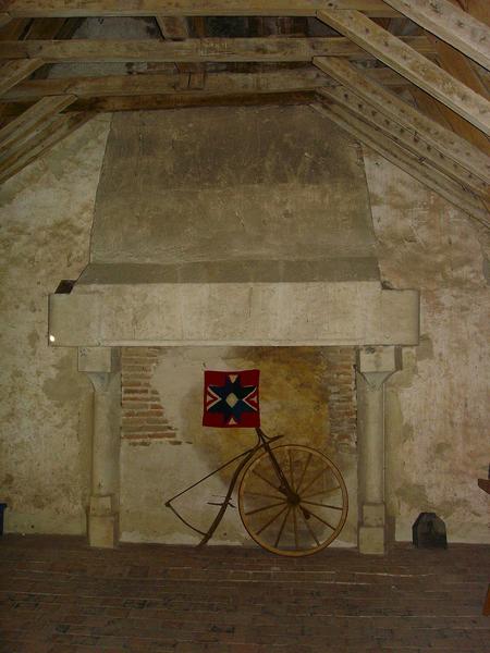 cheminée située dans les combles, vue générale