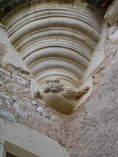 détail du culot sculpté de la tourelle située contre la tour d'escalier