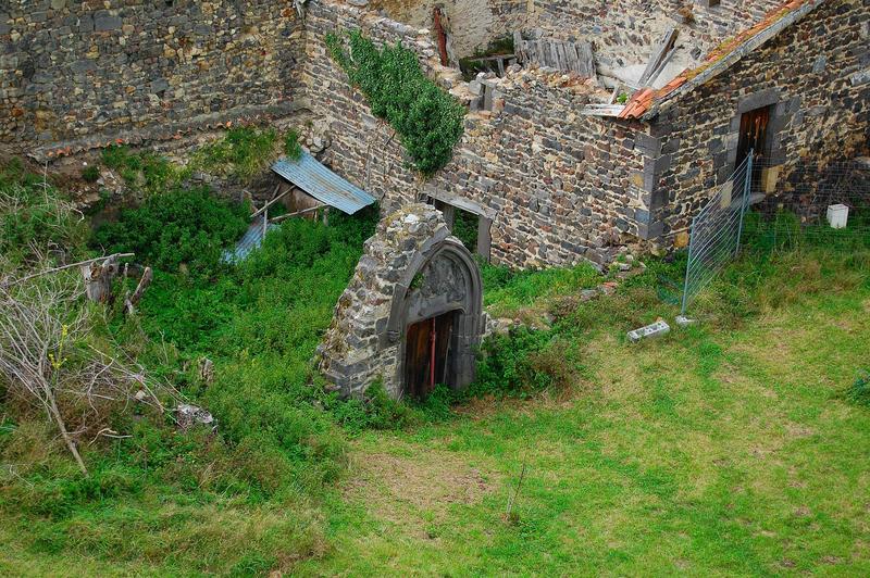 ruines situées au Nord du donjon carré, vue partielle