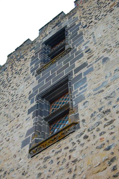 détail des fenêtres du donjon carré, façade Est