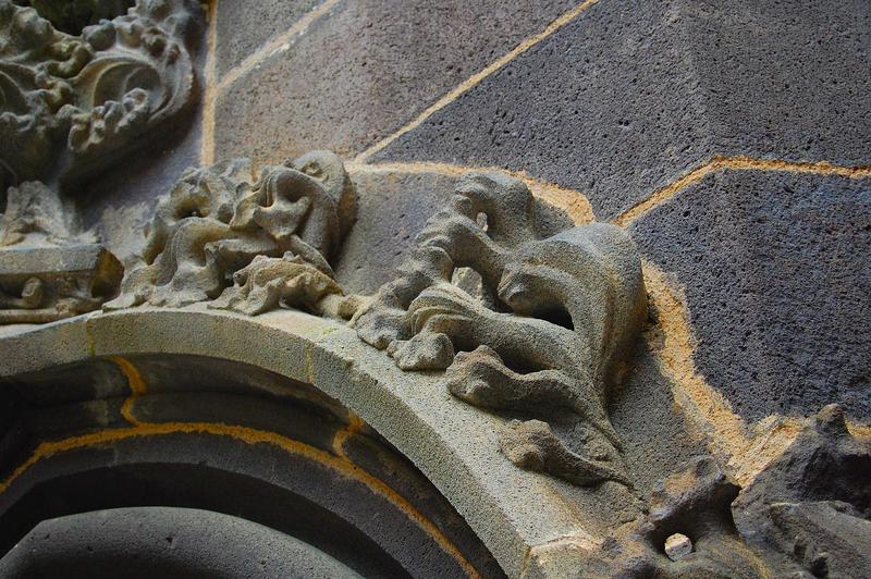 détail des éléments sculptés encadrant la porte de la tour d'escalier, cour intérieure