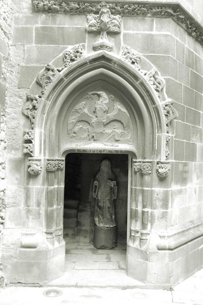 porte d'accès la la tour d'escalier, vue générale