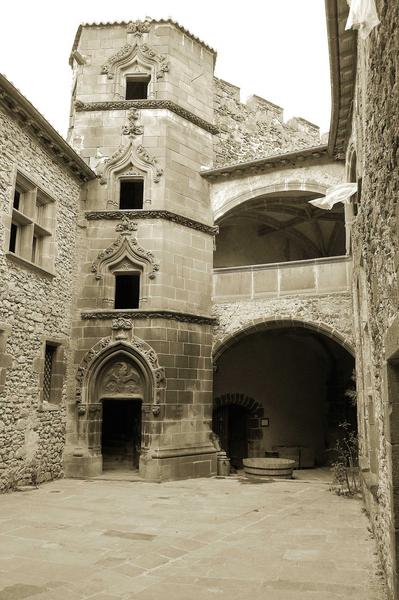 tour d'escalier, cour intérieure, façade Ouest