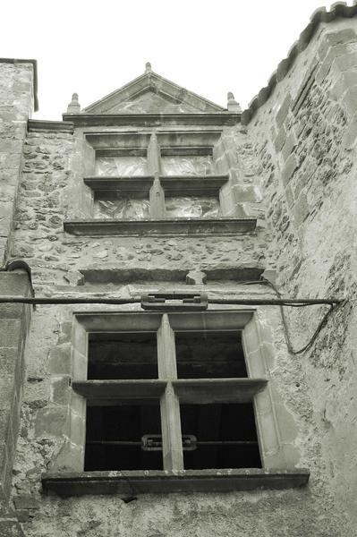 détail de deux fenêtres à meneau, cour intérieure, façade Est