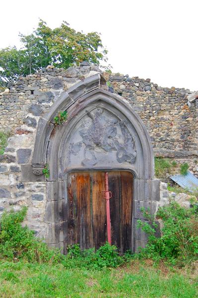 porte ruinée d'un bâtiment situé au Nord du château, vue générale