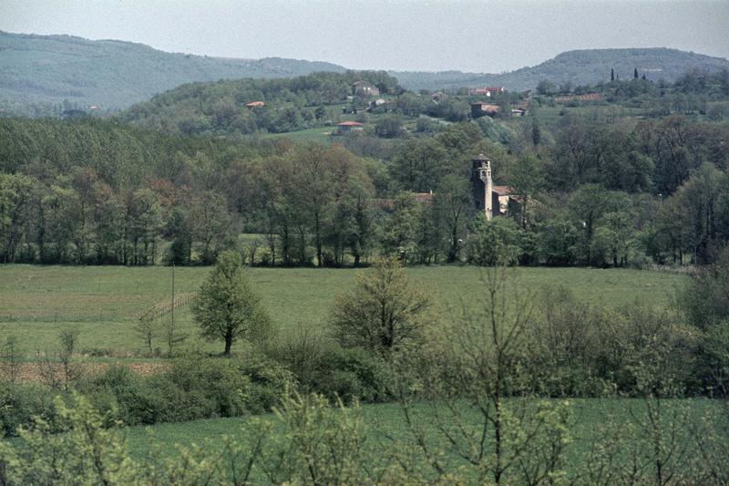 Vue éloignée sur l'église, la campagne environnante