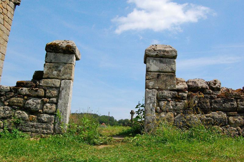 piles du portail d'accès à l'ancien cimetière, vue générale