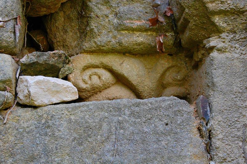 façade Nord, chapiteau sculpté, réemploi, détail