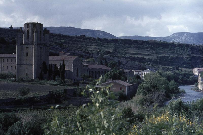 Clocher de l'église abbatiale et maisons environnantes