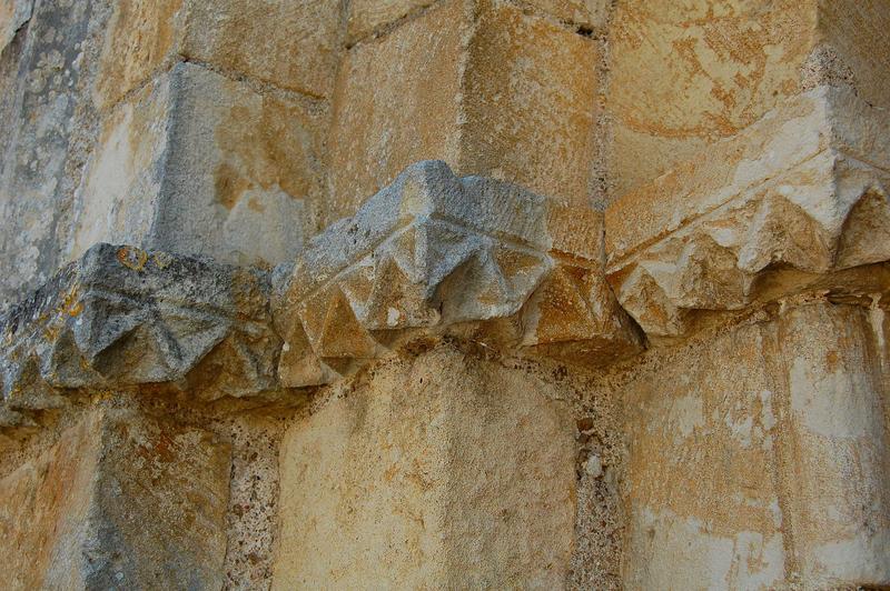 détail des bandeaux sculptés encadrant le porche occidental, partie gauche