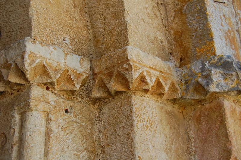 détail des bandeaux sculptés encadrant le porche occidental, partie droite