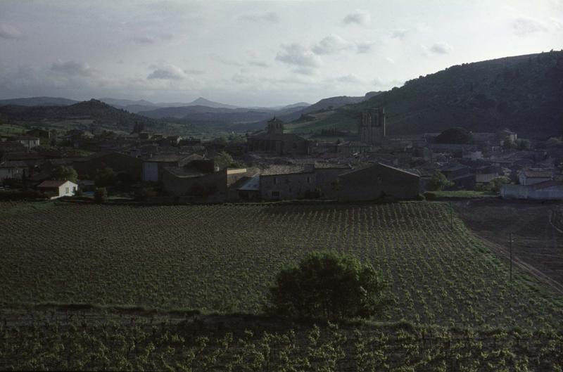 Vue générale du village, clocher de l'église abbatiale