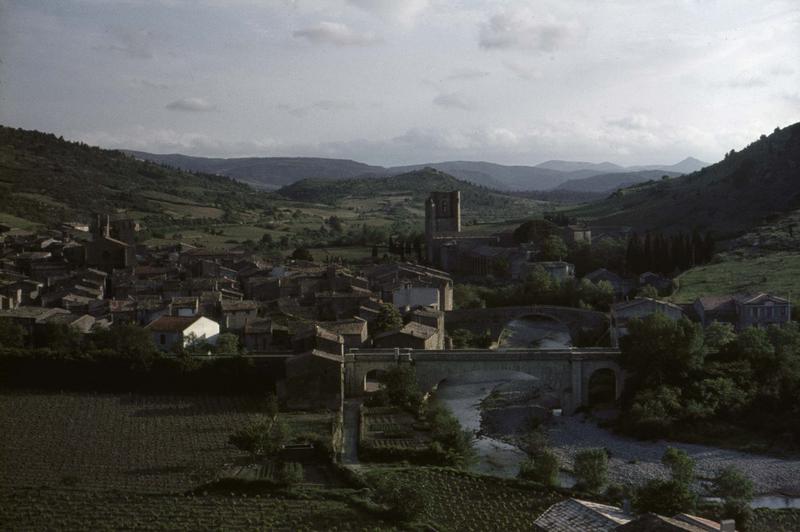 Vue générale du village, clocher de l'église abbatiale