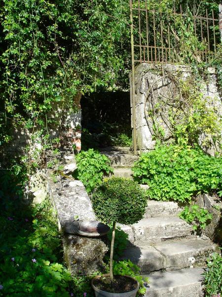 escalier menant au jardin en terrasses, vue partielle