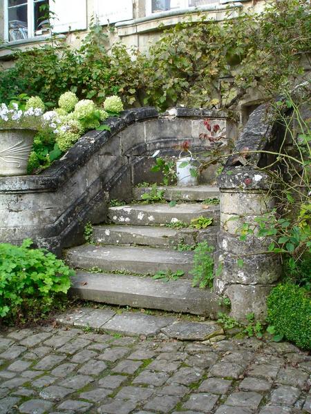 volée de gauche de l'escalier, façade Est, vue générale