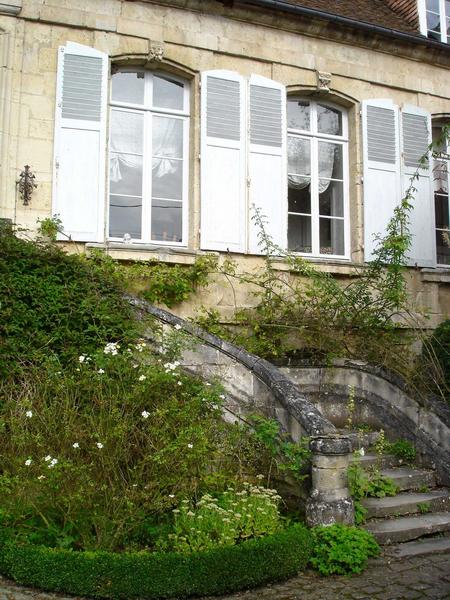 volée de droite de l'escalier, façade Est, vue générale