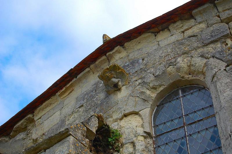 chevet, détail d'un corbeau sculpté