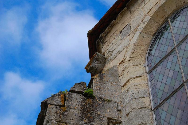 chevet, détail d'un corbeau sculpté