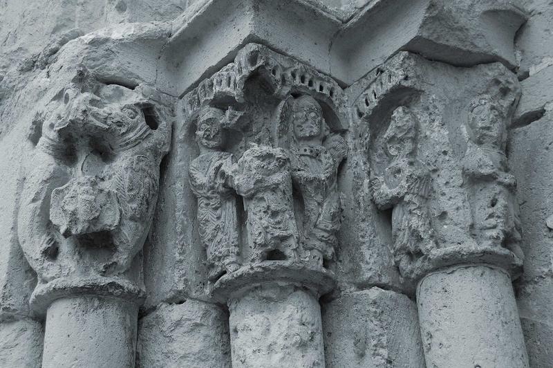 vue générale des chapiteaux sculptés situés à gauche du porche Ouest