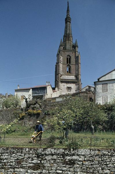 Clocher, jardins au premier plan