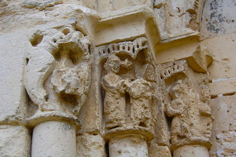 vue générale des chapiteaux sculptés situés à gauche du porche Ouest